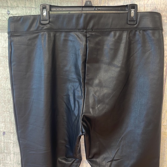 Brand new without tags womans Simply Vera Verawang faux leather leggings. XXL - Picture 9 of 12